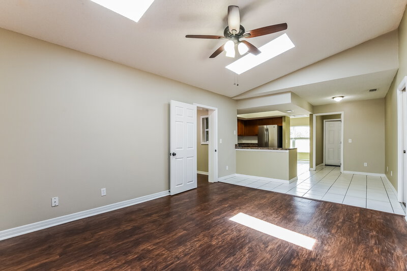 2,740/Mo, 3031 Mit St Orlando, FL 32817 Living Room View 2