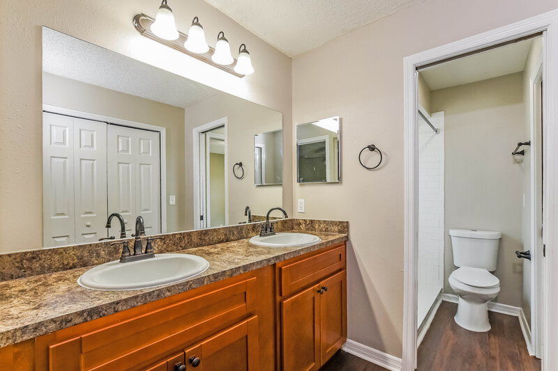 2,740/Mo, 3031 Mit St Orlando, FL 32817 Bathroom View