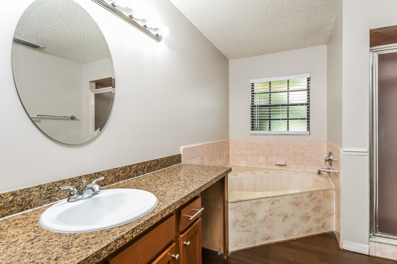 3,060/Mo, 408 Coleman Dr Winter Haven, FL 33884 Main Bathroom View