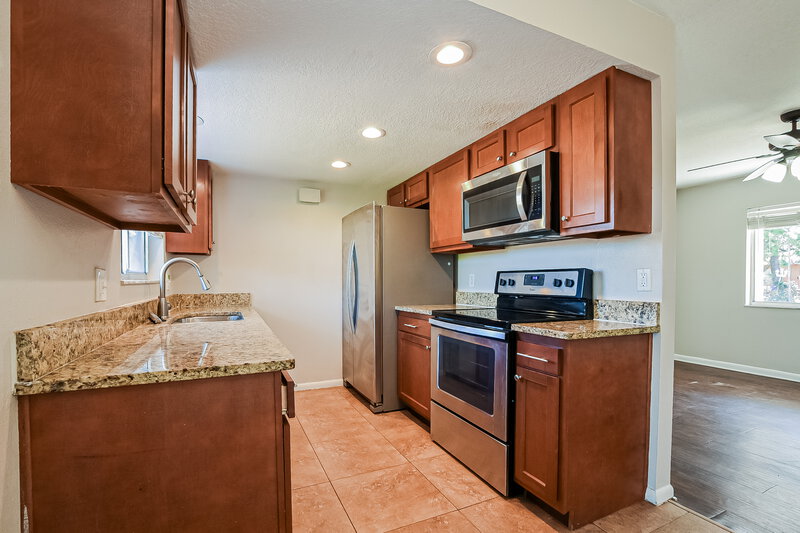 2,000/Mo, 2843 Kinnon Dr Orlando, FL 32817 Kitchen View