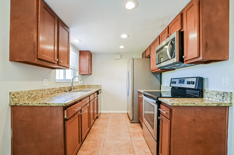 2,000/Mo, 2843 Kinnon Dr Orlando, FL 32817 Kitchen View 2