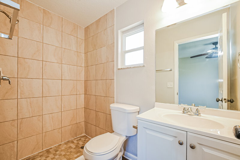 2,000/Mo, 2843 Kinnon Dr Orlando, FL 32817 Main Bathroom View