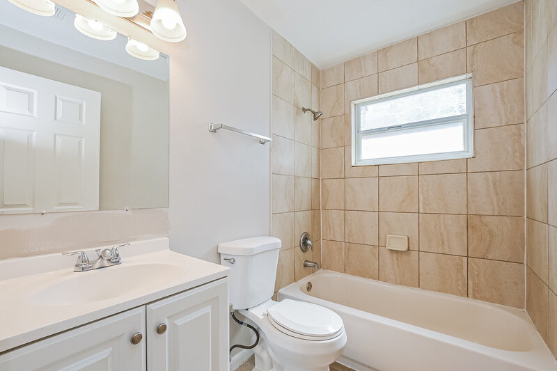 2,000/Mo, 2843 Kinnon Dr Orlando, FL 32817 Bathroom View
