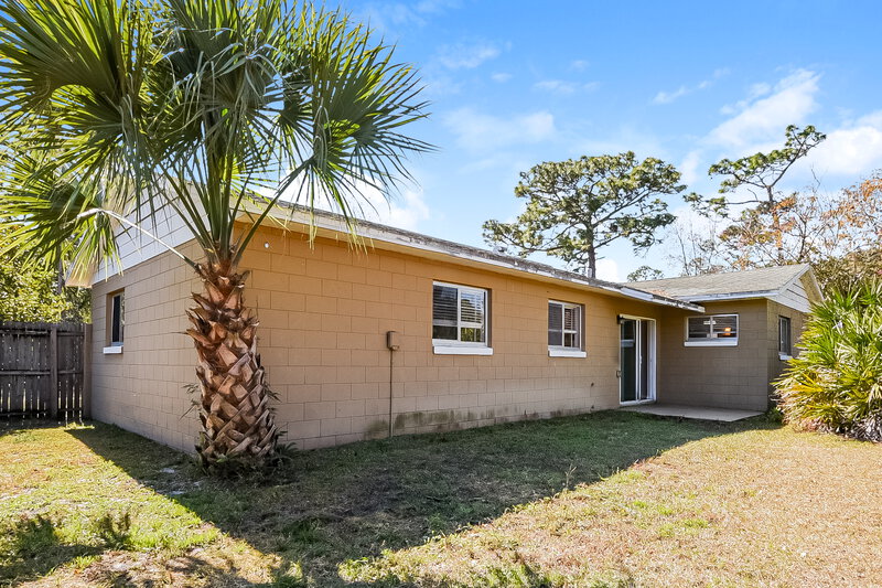 2,000/Mo, 2843 Kinnon Dr Orlando, FL 32817 Rear View