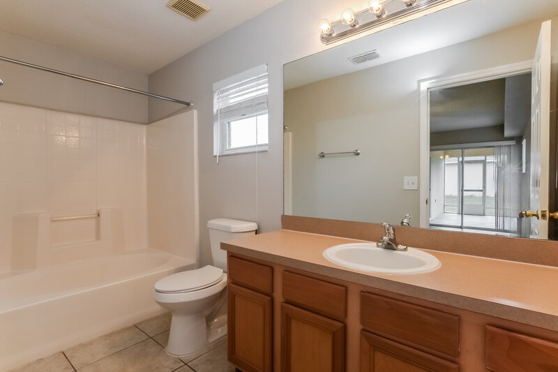 2,170/Mo, 1378 Willow Crest Dr Clermont, FL 34711 Main Bathroom View