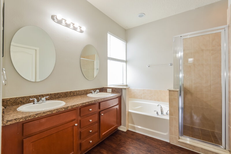 2,560/Mo, 13836 Old Dock Rd Orlando, FL 32828 Main Bathroom View