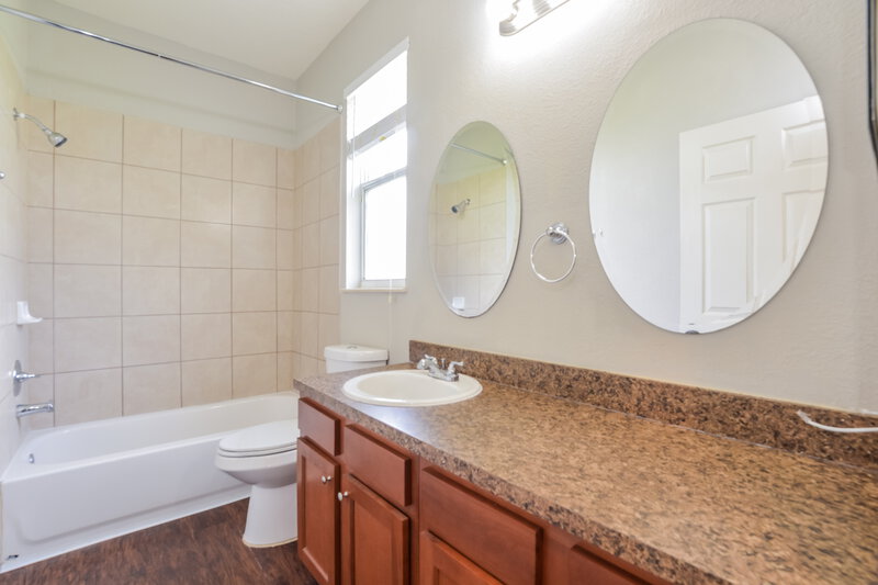 2,560/Mo, 13836 Old Dock Rd Orlando, FL 32828 Bathroom View