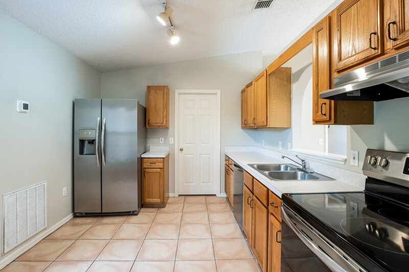 2,630/Mo, 4212 Stonefield Dr Orlando, FL 32826 Kitchen View