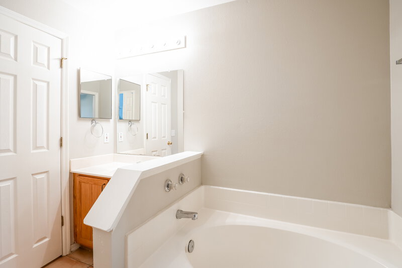 2,630/Mo, 4212 Stonefield Dr Orlando, FL 32826 Main Bathroom View