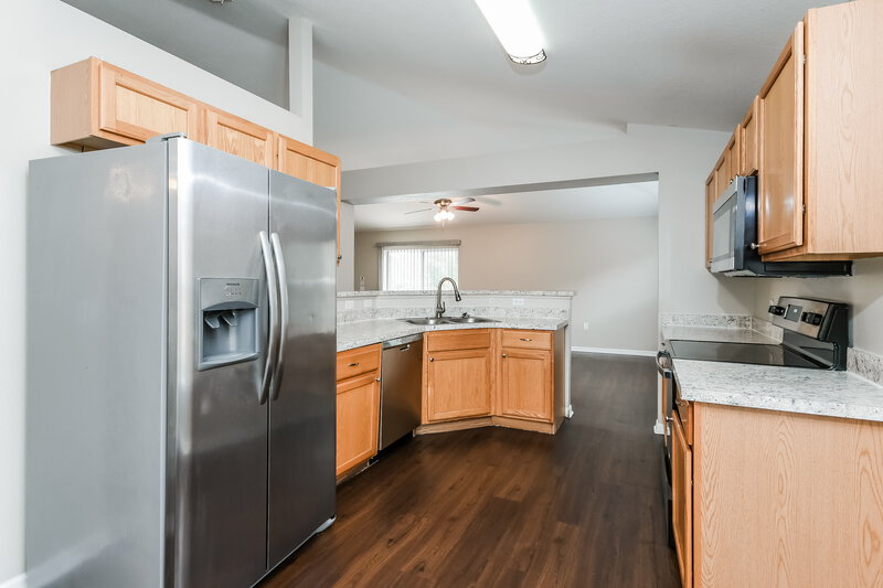 1,765/Mo, 1722 Eagle Pines Cir Eagle Lake, FL 33839 Kitchen View 2