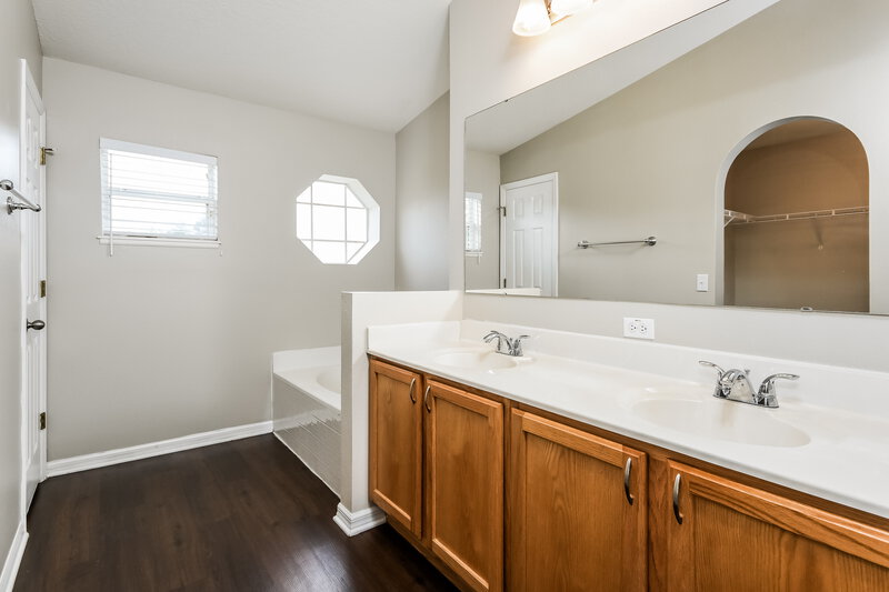 1,765/Mo, 1722 Eagle Pines Cir Eagle Lake, FL 33839 Main Bathroom View