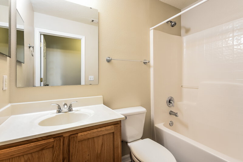 1,765/Mo, 1722 Eagle Pines Cir Eagle Lake, FL 33839 Bathroom View