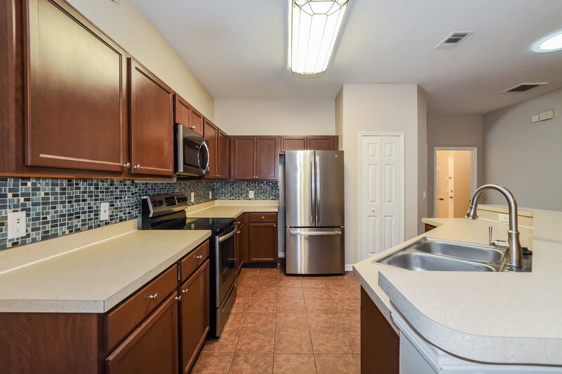 2,400/Mo, 1605 Golfside Village Ct Apopka, FL 32712 Kitchen View 2