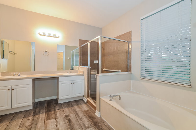 2,400/Mo, 1605 Golfside Village Ct Apopka, FL 32712 Main Bathroom View