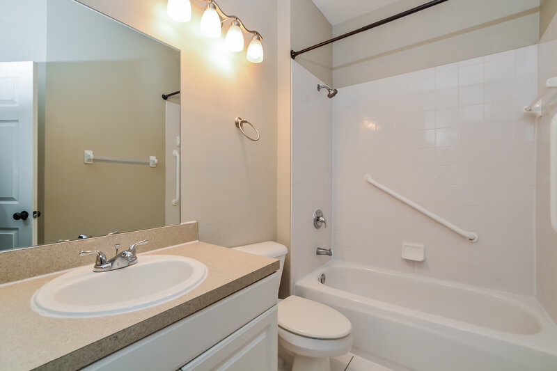 2,400/Mo, 1605 Golfside Village Ct Apopka, FL 32712 Bathroom View