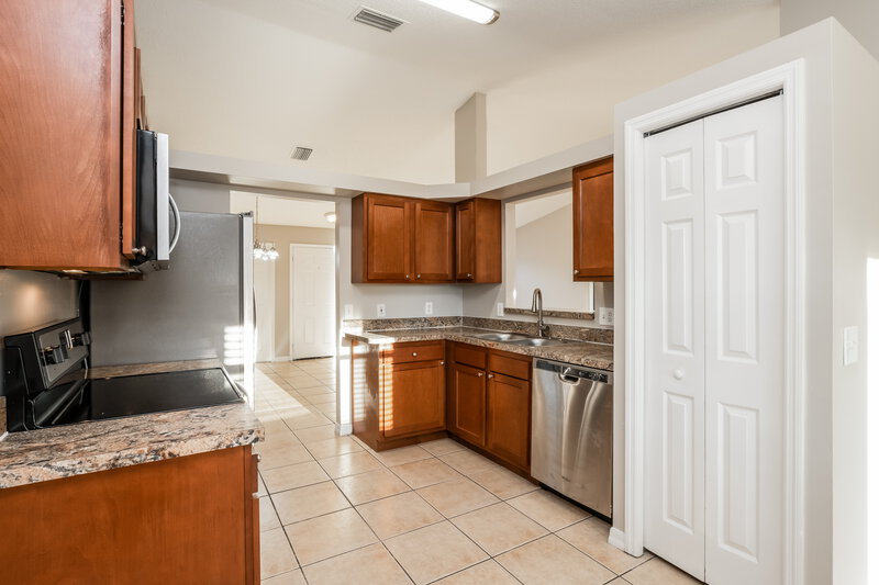 1,800/Mo, 802 Provence Way Kissimmee, FL 34759 Kitchen View