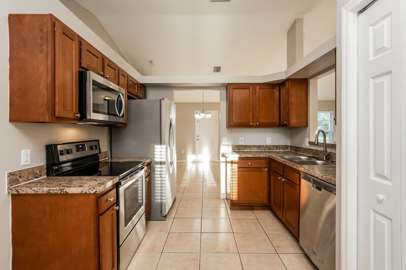 1,800/Mo, 802 Provence Way Kissimmee, FL 34759 Kitchen View 2