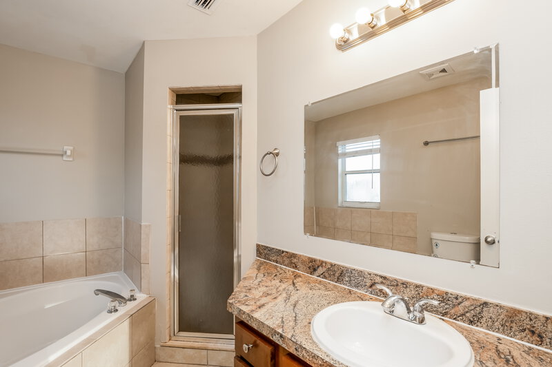 1,800/Mo, 802 Provence Way Kissimmee, FL 34759 Main Bathroom View
