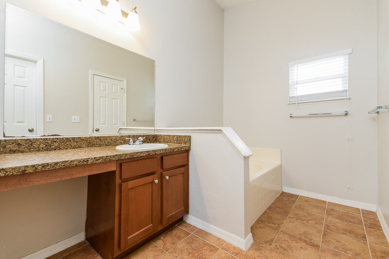 2,210/Mo, 2372 Queenswood Cir Kissimmee, FL 34743 Main Bathroom View