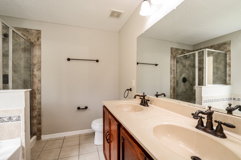 2,430/Mo, 14825 Perdido Dr Orlando, FL 32828 Main Bathroom View