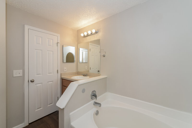 2,155/Mo, 1479 Muir Cir Clermont, FL 34711 Main Bathroom View