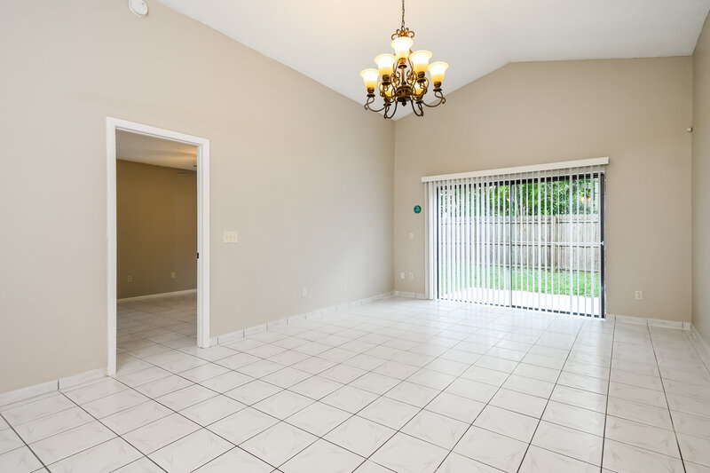 2,205/Mo, 13014 Los Angeles Woods Ln Orlando, FL 32824 Living Room View