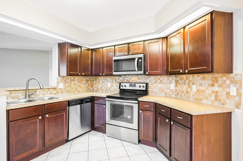 2,205/Mo, 13014 Los Angeles Woods Ln Orlando, FL 32824 Kitchen View