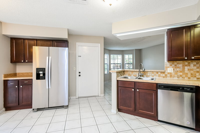 2,205/Mo, 13014 Los Angeles Woods Ln Orlando, FL 32824 Kitchen View 2