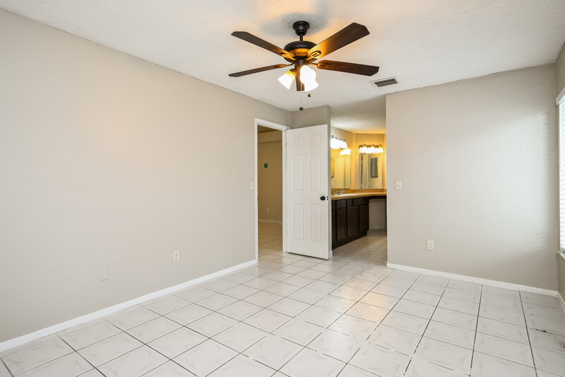 2,205/Mo, 13014 Los Angeles Woods Ln Orlando, FL 32824 Main Bedroom View 2