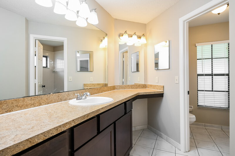2,205/Mo, 13014 Los Angeles Woods Ln Orlando, FL 32824 Main Bathroom View