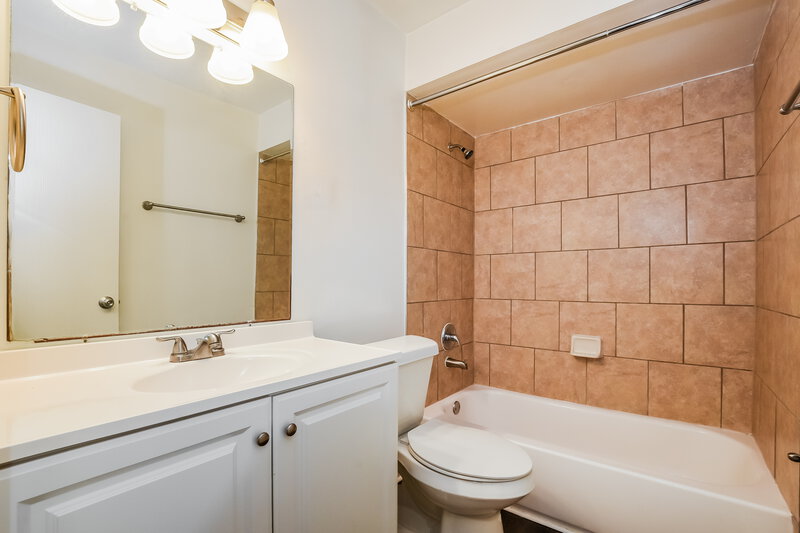 3,110/Mo, 944 Cheetah Trl Apopka, FL 32712 Bathroom View