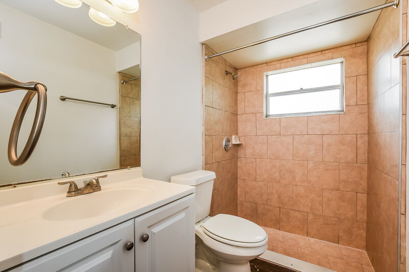 3,110/Mo, 944 Cheetah Trl Apopka, FL 32712 Bathroom View 2