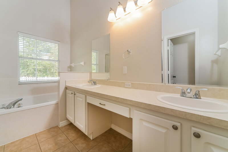 3,260/Mo, 137 Thornbury Dr Kissimmee, FL 34744 Main Bathroom View