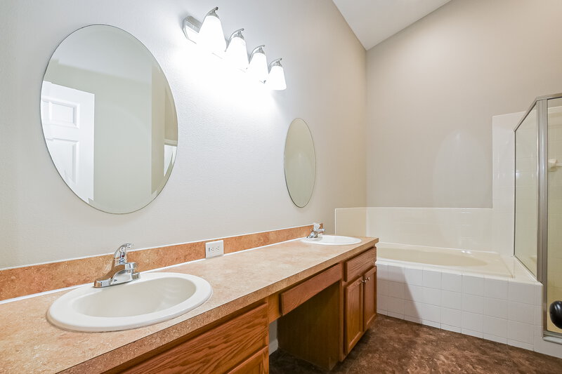 2,130/Mo, 2706 Eagle Canyon Dr S Kissimmee, FL 34746 Main Bathroom View