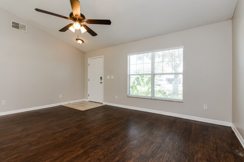 2,100/Mo, 427 Trade Wind Dr Minneola, FL 34715 Living Room View