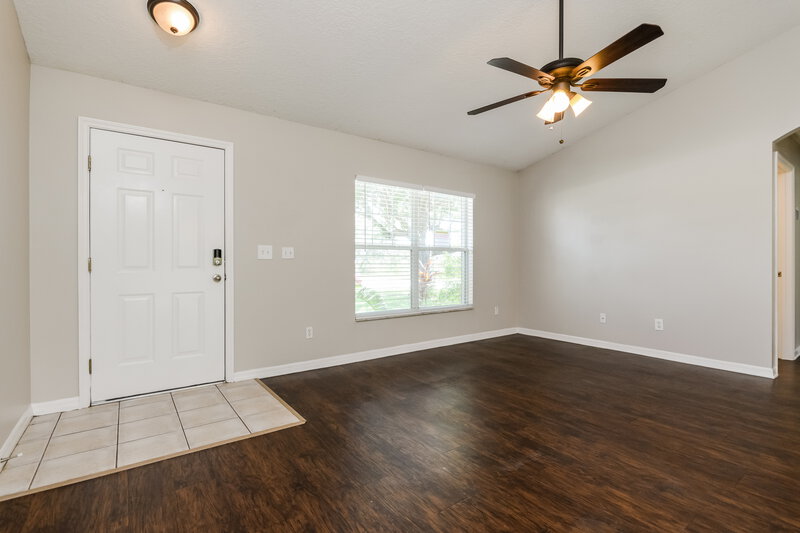 2,100/Mo, 427 Trade Wind Dr Minneola, FL 34715 Living Room View 3