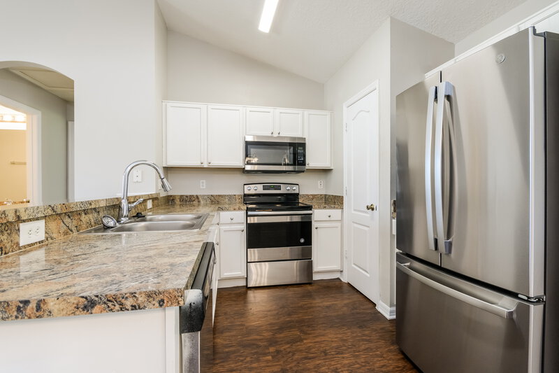 2,100/Mo, 427 Trade Wind Dr Minneola, FL 34715 Kitchen View