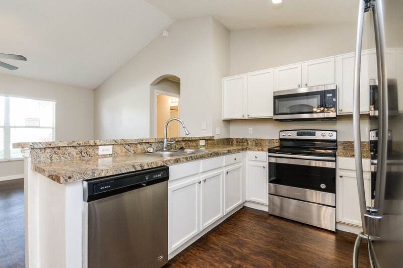 2,100/Mo, 427 Trade Wind Dr Minneola, FL 34715 Kitchen View 2