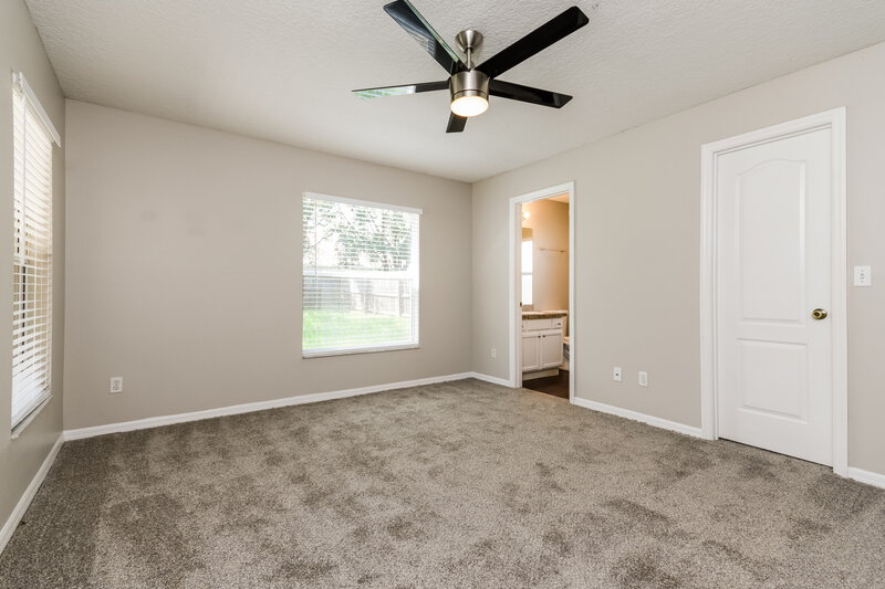 2,100/Mo, 427 Trade Wind Dr Minneola, FL 34715 Main Bedroom View