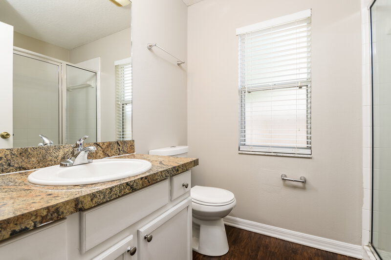 2,100/Mo, 427 Trade Wind Dr Minneola, FL 34715 Main Bathroom View