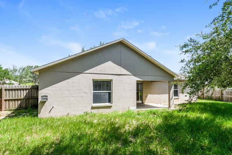 2,100/Mo, 427 Trade Wind Dr Minneola, FL 34715 Rear View