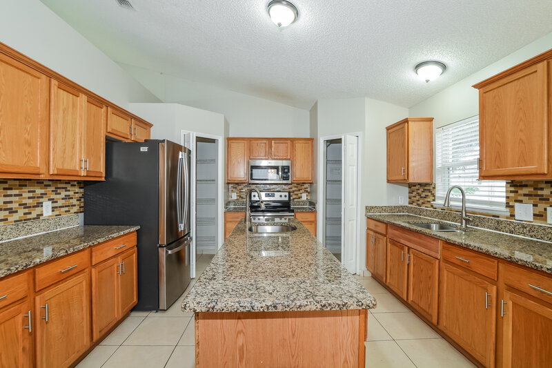 2,060/Mo, 742 Paris Dr Kissimmee, FL 34759 Kitchen View 2