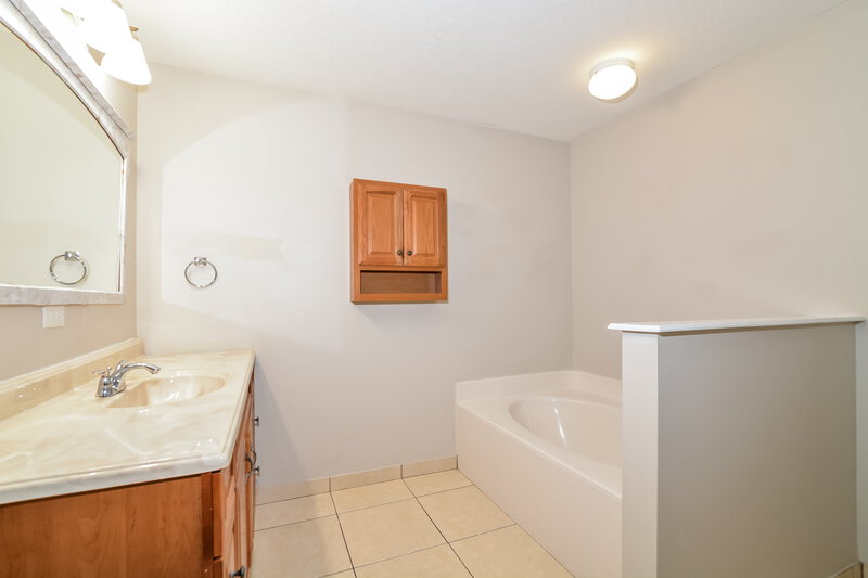 2,060/Mo, 742 Paris Dr Kissimmee, FL 34759 Main Bathroom View