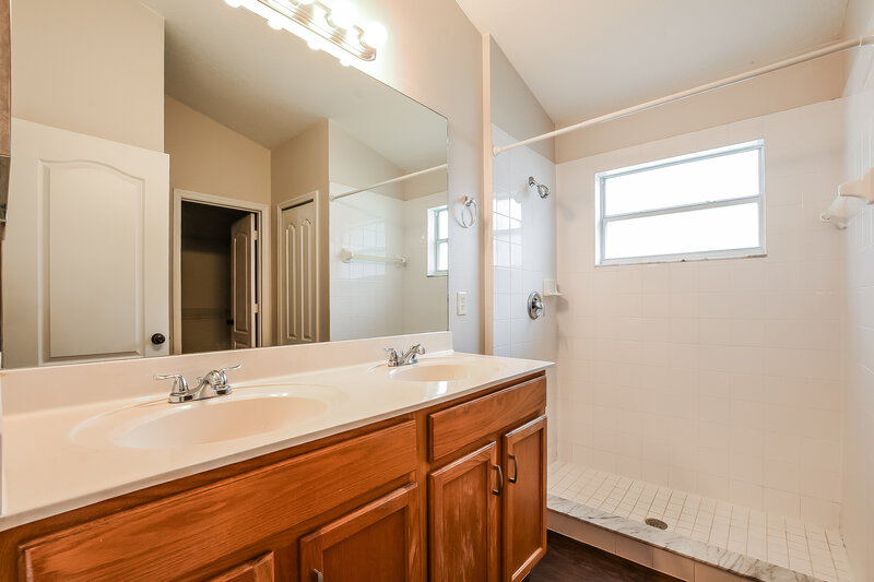 2,220/Mo, 92 Pine Forest Pl Apopka, FL 32712 Main Bathroom View