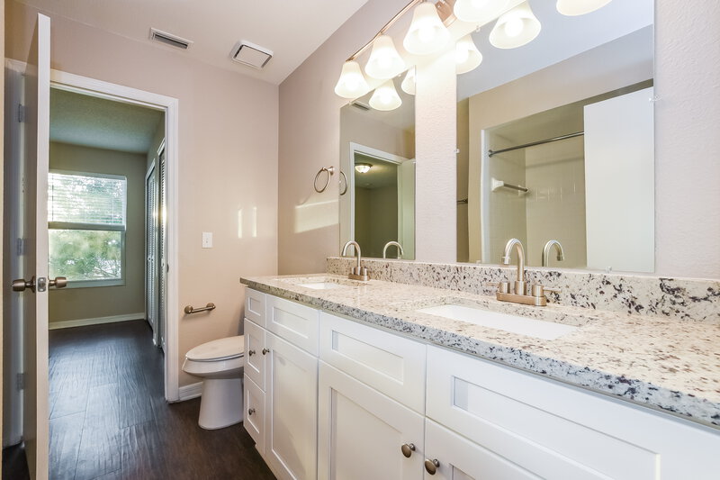 2,450/Mo, 1026 Piedmont Lakes Blvd Apopka, FL 32703 Main Bathroom View