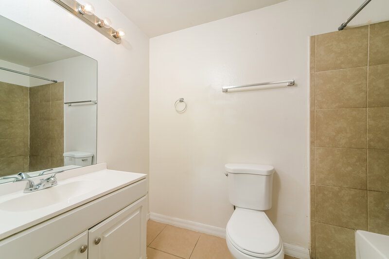 1,865/Mo, 330 Medina Ct Kissimmee, FL 34758 Bathroom View 2