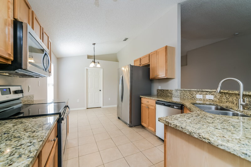 2,070/Mo, 2925 White Magnolia Loop Clermont, FL 34711 Kitchen View