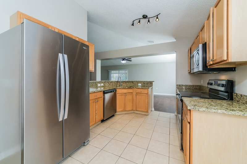 2,070/Mo, 2925 White Magnolia Loop Clermont, FL 34711 Kitchen View 2