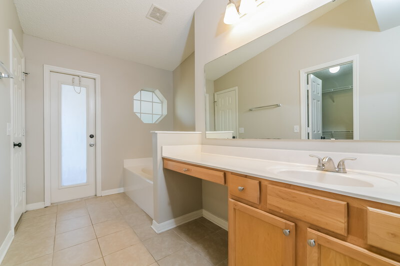2,070/Mo, 2925 White Magnolia Loop Clermont, FL 34711 Main Bathroom View