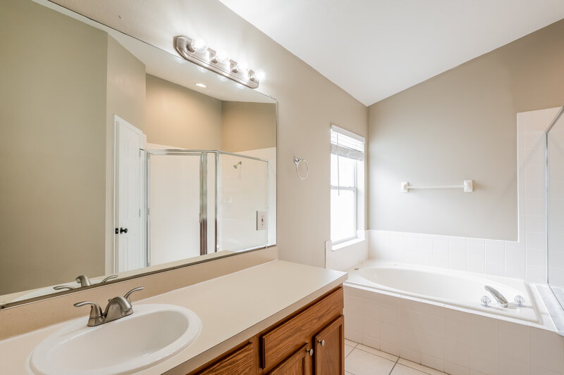 2,350/Mo, 2342 Cerberus Dr Apopka, FL 32712 Main Bathroom View
